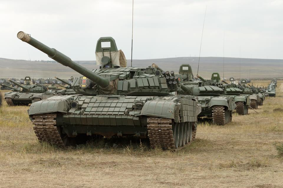 Quay lại với T-72B1, việc các tướng lĩnh Nga vẫn còn trọng dụng biến thể T-72 này ít nhiều cho thấy chỗ đứng của nó trong Quân đội Nga, cũng như Moscow không có ý định nâng cấp toàn bộ số xe tăng T-72 mà nước này có lên T-72B3 mà chuyển tiếp thẳng lên T-72B3 mod 2016. Nguồn ảnh: Bộ Quốc phòng Nga.