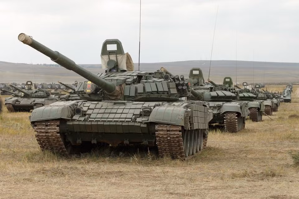 Quay lại với T-72B1, việc các tướng lĩnh Nga vẫn còn trọng dụng biến thể T-72 này ít nhiều cho thấy chỗ đứng của nó trong Quân đội Nga, cũng như Moscow không có ý định nâng cấp toàn bộ số xe tăng T-72 mà nước này có lên T-72B3 mà chuyển tiếp thẳng lên T-72B3 mod 2016. Nguồn ảnh: Bộ Quốc phòng Nga.