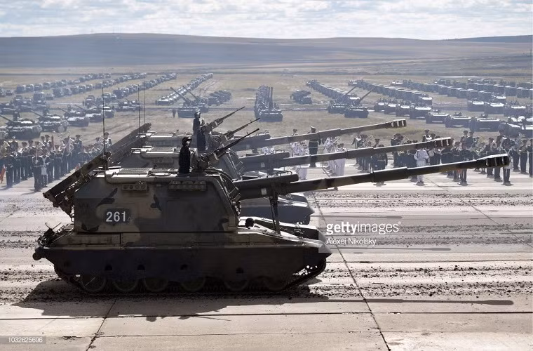 Pháo tự hành 2S19 Msta-S của Quân đội Nga tiến vào lễ đài trên thao trường Tsugol. Nguồn ảnh: Alexei Nikolsky.