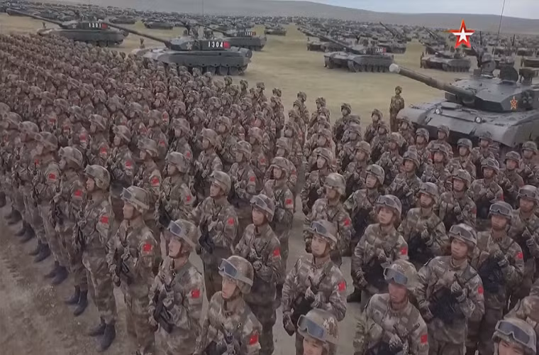 Khối binh sĩ Trung Quốc tại thao trường Tsugol, các hoạt động quân sự giữa Nga, Trung Quốc và Mông Cổ tại Vostok-2018 dự kiến sẽ kéo dài trong hai tuần. Nguồn ảnh: zvezda.
