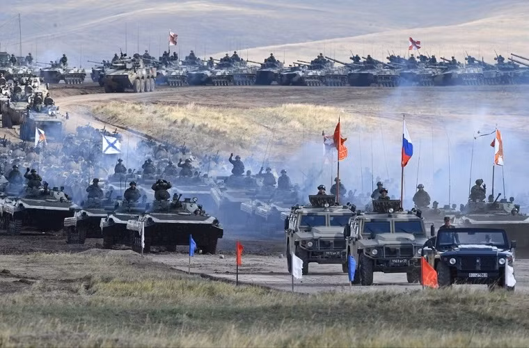 Tổng cộng Nga huy động tới cuộc tập trận Vostok 2018 số lượng khí tài khổng lồ bao gồm 36.000 xe tăng và xe bọc thép các loại, trong khi đó Trung Quốc đóng góp khoảng 900 phương tiện chiến đấu. Nguồn ảnh: RIA.