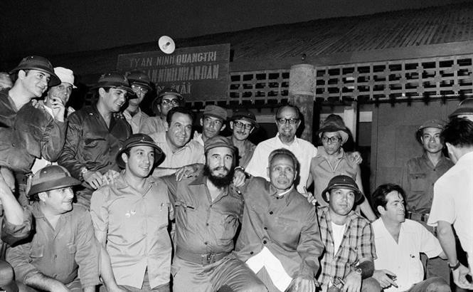 Thủ tướng Phạm Văn Đồng và Lãnh tụ Fidel Castro tại đồn An ninh nhân dân Bến Hải (Quảng Trị), tháng 9/1973. Ảnh: TTXVN.