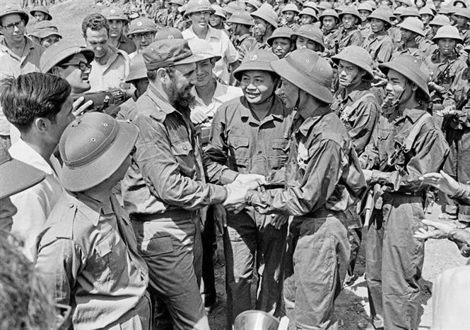 Các chiến sĩ Đoàn Khe Sanh, Quân giải phóng Trị Thiên-Huế nồng nhiệt đón mừng Lãnh tụ Fidel Castro đến thăm Vùng giải phóng miền Nam Việt Nam, ngày 15/9/1973. Ảnh: TTXVN.