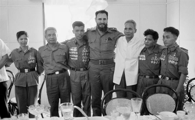 Thủ tướng Phạm Văn Đồng và Lãnh tụ Fidel Castro chụp ảnh với các Anh hùng Quân giải phóng miền Nam Việt Nam (Tháng 9/1973). Ảnh: TTXVN.