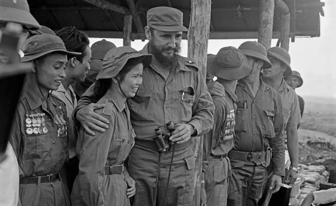 Lãnh tụ Fidel Castro và nữ anh hùng Tạ Thị Kiều tại Vùng giải phóng miền Nam Việt Nam. Ảnh: TTXVN.