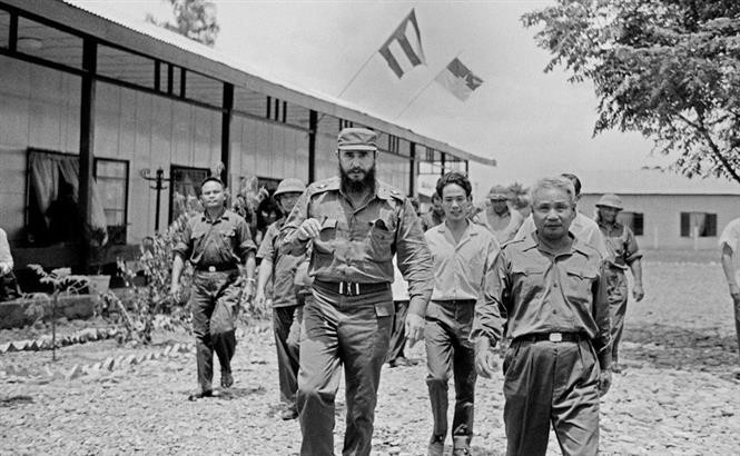 Chuyến thăm lịch sử bất chấp khó khăn, nguy hiểm này của lãnh tụ Cuba Fidel Castro, người bạn lớn của nhân dân Việt Nam, mãi mãi trở thành biểu tượng của tình đoàn kết anh em thủy chung. Ảnh: TTXVN.