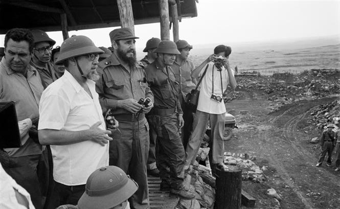 Lãnh tụ Fidel Castro thị sát Căn cứ quân sự Tân Lâm-Dốc Miếu trên Hàng rào điện tử McNamara, bị quân và dân miền Nam phá hủy. Ảnh: TTXVN.