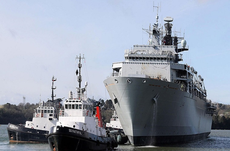 Trong khi đó về năng lực tấn công đổ bộ, Hải quân Anh chỉ có duy nhất tàu đổ bộ tấn công hạng nặng là lớp Albion, đây cũng là lớp tàu chiến lớn nhất của London hiện tại nếu như không kể đến tàu sân bay HMS Queen Elizabeth (chưa được biên chế). Sức mạnh nổi trội của các tàu lớp Albion chỉ là khả năng vận tải xe tăng và tàu đổ bộ hạng nhẹ hoặc tối đa là hơn 700 lính thủy đánh bộ. Nguồn ảnh: Save the Royal Navy.