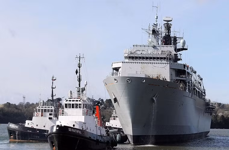 Trong khi đó về năng lực tấn công đổ bộ, Hải quân Anh chỉ có duy nhất tàu đổ bộ tấn công hạng nặng là lớp Albion, đây cũng là lớp tàu chiến lớn nhất của London hiện tại nếu như không kể đến tàu sân bay HMS Queen Elizabeth (chưa được biên chế). Sức mạnh nổi trội của các tàu lớp Albion chỉ là khả năng vận tải xe tăng và tàu đổ bộ hạng nhẹ hoặc tối đa là hơn 700 lính thủy đánh bộ. Nguồn ảnh: Save the Royal Navy.