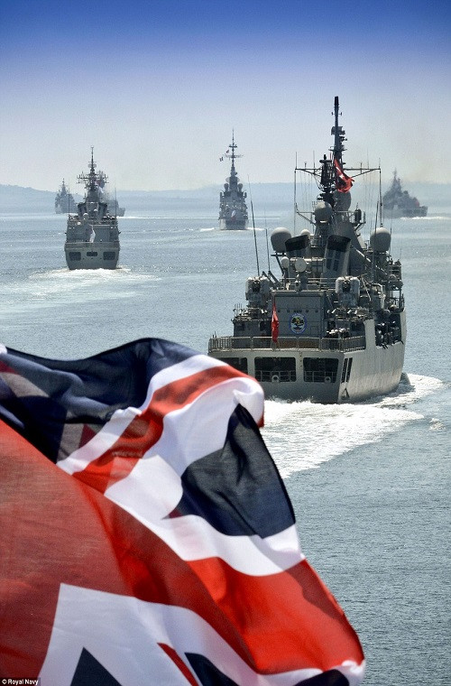 Với ngân sách quốc phòng của nước Anh hiện tại, London khó lòng có đủ năng lực tài chính để có thể vừa tái trang bị hay phát triển lực lượng, vừa duy trì được quân số khổng lồ hiện tại vốn đã bị cắt giảm mạnh tay trong khoảng 10 năm trở lại gần đây. Nguồn ảnh: Daily Mail.