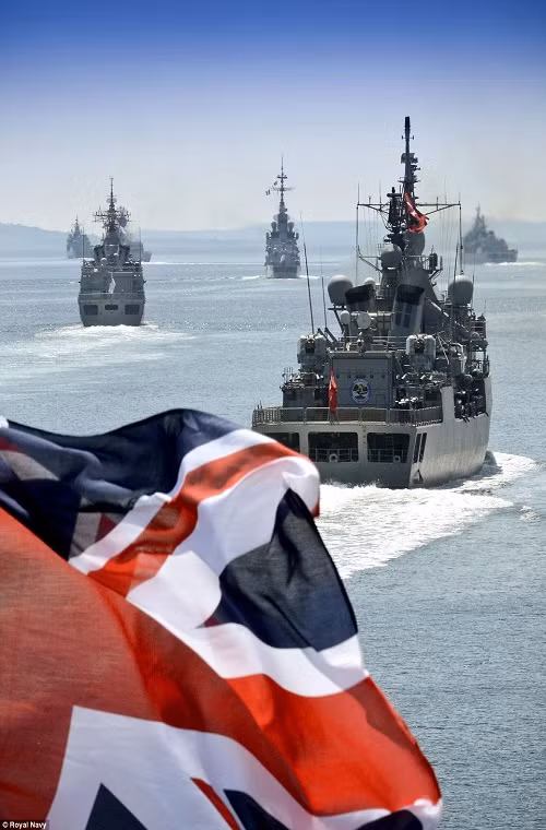 Với ngân sách quốc phòng của nước Anh hiện tại, London khó lòng có đủ năng lực tài chính để có thể vừa tái trang bị hay phát triển lực lượng, vừa duy trì được quân số khổng lồ hiện tại vốn đã bị cắt giảm mạnh tay trong khoảng 10 năm trở lại gần đây. Nguồn ảnh: Daily Mail.