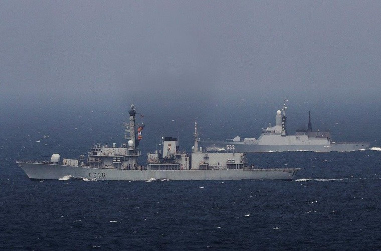 Nói như vậy là hoàn toàn có cơ sở khi quy mô của Hải quân Anh bị cắt giảm liên tục kể từ đầu năm 1990 cho tới nay, và giới chức Anh cho rằng đã qua rồi nước Anh cần tới một hạm đội tàu chiến đông đảo khi đã có NATO và Mỹ. Lý giải cho sự tụt hậu này, giới báo chí Anh cho rằng lý do nước này có năng lực phòng vệ càng ngày càng kém là do... NATO. Nguồn ảnh: Naval Today.