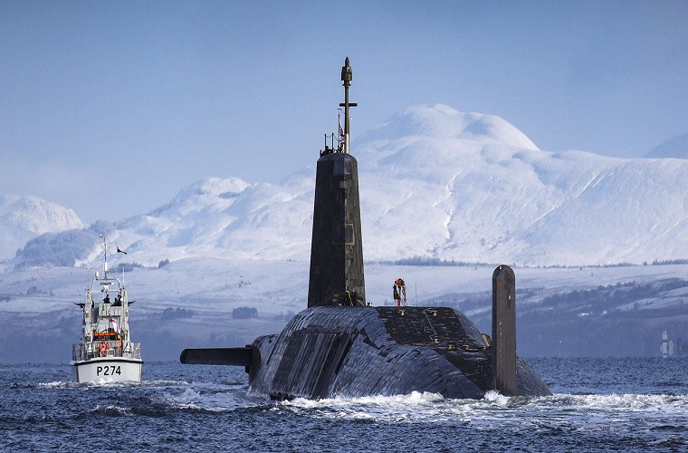 Truyền thông Anh khẳng định, London đang quá dựa dẫm vào hiệp ước phòng vệ của NATO và Mỹ cũng như "thế thắng" sau chiến tranh Lạnh mà quên mất rằng họ phải tự đứng trên đối chân của chính mình. Dù ngân sách quốc phòng của Anh hàng năm lên tới 45 tỷ USD, thế nhưng ngân sách dành cho Hải quân Anh là cực kỳ khiêm tốn kể cả ngân sách dành cho mua sắm mới lẫn duy trì lực lượng. Nguồn ảnh: DefenceTalk.