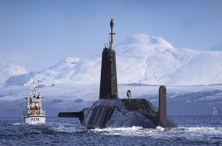 Truyền thông Anh khẳng định, London đang quá dựa dẫm vào hiệp ước phòng vệ của NATO và Mỹ cũng như "thế thắng" sau chiến tranh Lạnh mà quên mất rằng họ phải tự đứng trên đối chân của chính mình. Dù ngân sách quốc phòng của Anh hàng năm lên tới 45 tỷ USD, thế nhưng ngân sách dành cho Hải quân Anh là cực kỳ khiêm tốn kể cả ngân sách dành cho mua sắm mới lẫn duy trì lực lượng. Nguồn ảnh: DefenceTalk.