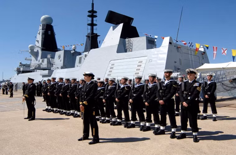 Về mặt tổng thể Hải quân Hoàng gia Anh sở hữu sức mạnh hải quân không hề thua kém bất cứ quốc gia nào trên thế giới, tuy nhiên các tàu chiến của London chỉ thiêng về khả năng phòng thủ hơn là tấn công. Trong khi đó các tàu ngầm hạt nhân chỉ đóng vai trò tấn công chiến lược còn biên đội tàu sân bay vẫn trong giai đoạn hiện đại hóa. Do đó với 19 tàu chiến còn lại rất khó để Hải quân Anh có thể duy trì sự hiện diện của mình trên các vùng biển chiến lược, thậm chí họ còn không đủ năng lực để tự bảo vệ mình ở Đại Tây Dương chứ chưa nó đến viễn dương. Nguồn ảnh: tophdimgs.