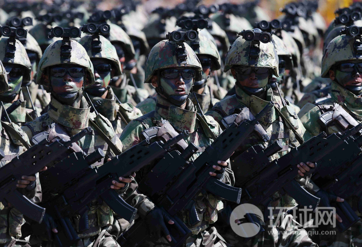 Lực lượng Đặc nhiệm Triều Tiên với súng trường tấn công tương lai, kết hợp giữa súng trường tấn công và súng phóng lựu. Nguồn ảnh: huanqiu.com.