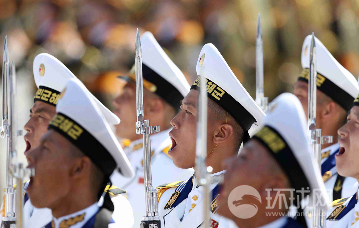 Về cơ bản, lực lượng tên lửa hay vũ khí hạt nhân chỉ là một phần tạo nên sức mạnh của Quân đội Triều Tiên, khi họ vẫn còn nắm trong tay quân đội chính quy có quân số lên đến hơn 1 triệu người. Ngay cả khi không có tên lửa hay vũ khí hạt nhân, thì Triều Tiên chưa bao giờ là một quốc gia dễ bị bắt nạt. Nguồn ảnh: huanqiu.com.