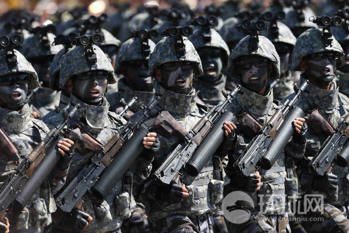 Bộ binh Triều Tiên ngày nay không còn như trước, họ được trang bị tốt hơn với các loại vũ khí mới nhất, như súng tiêu liên Type 88-2 với băng đạn tròn, mũ chống đạn, kính nhìn đêm và cả áo giáp chống đạn không hề thua kém quân đội các nước phương Tây. Nguồn ảnh: huanqiu.com.
