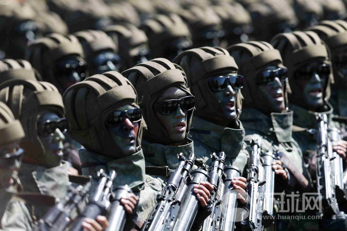 Đặc nhiệm đổ bộ đường không Triều Tiên với biến thể rút gọn của Type 88-2, với nòng ngắn hơn và cũng được trang bị băng đạn tròn 100 viên. Nguồn ảnh: huanqiu.com.