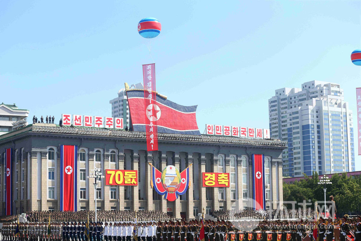 Bên cạnh đó, việc không còn các tên lửa đạn đạo xuất hiện trong các lễ duyệt binh trên Quảng trường Kim Nhật Thành, khiến dư luận đặt ra câu hỏi Quân đội Triều Tiên còn gì khi không còn tên lửa? Nguồn ảnh: North Korean Insight.