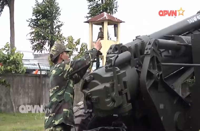 Pháo kéo M114 155mm có trong biên chế quân đội ta hiện tại được chế tạo bởi hãng vũ khí Rock Island Arsenal (Mỹ) từ trong Chiến tranh Thế giới thứ hai, và kể từ đó cho tới nay M114 vẫn giữ vai trò quan trọng trong lực lượng pháo binh một số nước. Nguồn ảnh: QPVN.
