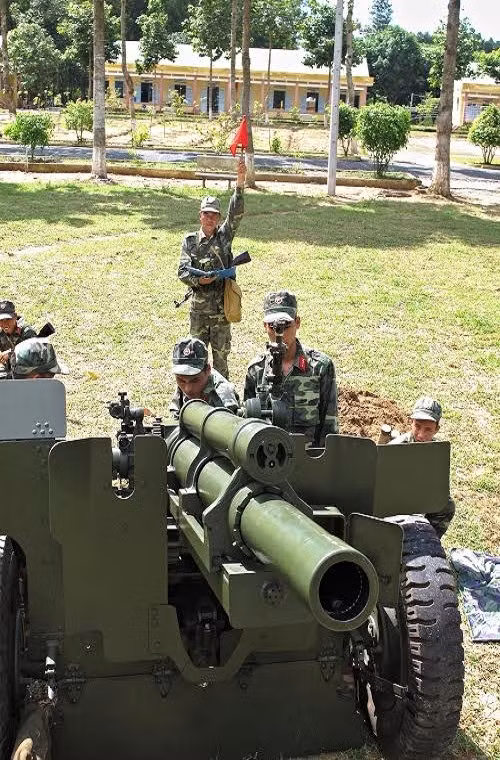 Trong đó trọng tâm là tập huấn, bồi dưỡng năng lực tham mưu, phương pháp quản lý điều hành và kỹ năng xử lý tình huống trong huấn luyện nhất là đối với cán bộ trẻ, qua đó giúp đội ngũ này nắm chắc kiến thức chuyên môn, vững về phương pháp sư phạm, nâng cao chất lượng huấn luyện và sẵn sàng chiến đấu của đơn vị. Nguồn ảnh: Báo Quân đội Nhân dân.