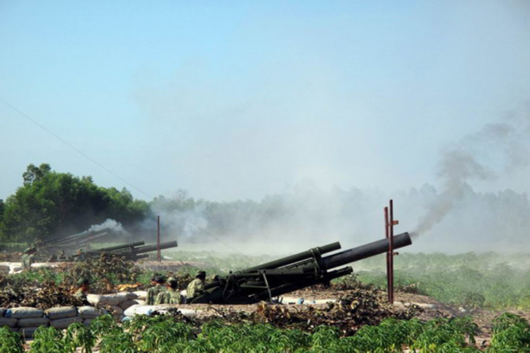 Hình ảnh hiếm hoi về trận địa pháo M114 của Quân đội ta trong diễn tập bắn đạn thật. Nguồn ảnh: Báo Bình Định.