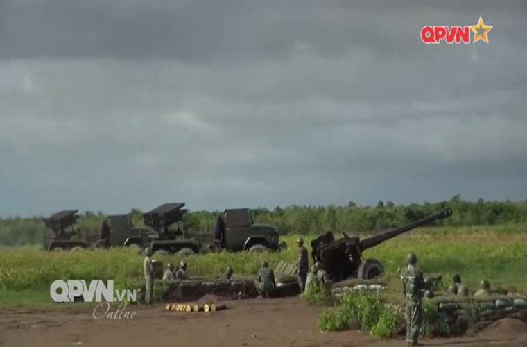 Theo đó trong phóng sự “Nâng cao chất lượng đội ngũ cán bộ trực tiếp huấn luyện” tại Lữ đoàn pháo binh 6, Quân khu 9, pháo kéo 155mm M114 bất ngờ xuất hiện trong vai trò khí tài huấn luyện cho các cán bộ tại lữ đoàn. Bản thân Lữ đoàn pháo binh 6 cũng đang có trong trang bị pháo M114 và từng tham gia nhiều đợt diễn tập bắn đạn thật với loại pháo kéo hạng nặng này. Nguồn ảnh: QPVN.