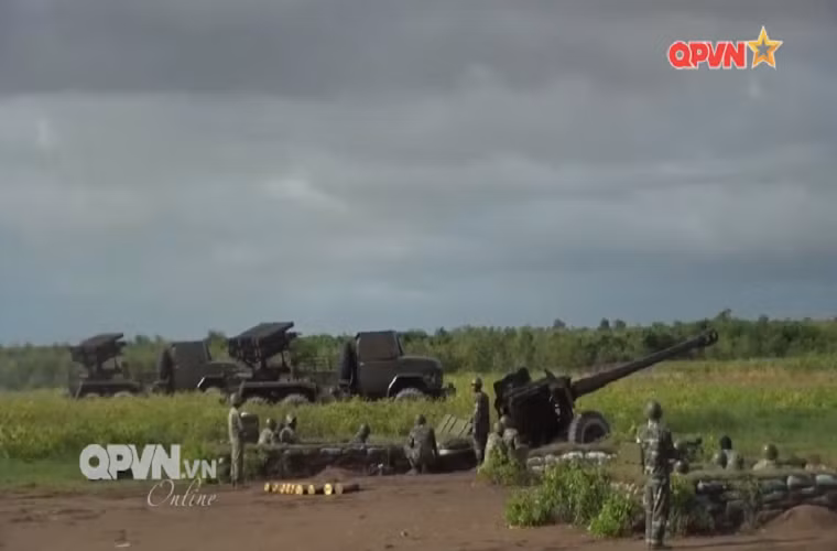 Theo đó trong phóng sự “Nâng cao chất lượng đội ngũ cán bộ trực tiếp huấn luyện” tại Lữ đoàn pháo binh 6, Quân khu 9, pháo kéo 155mm M114 bất ngờ xuất hiện trong vai trò khí tài huấn luyện cho các cán bộ tại lữ đoàn. Bản thân Lữ đoàn pháo binh 6 cũng đang có trong trang bị pháo M114 và từng tham gia nhiều đợt diễn tập bắn đạn thật với loại pháo kéo hạng nặng này. Nguồn ảnh: QPVN.