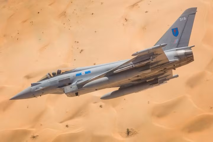 Chiếc Typhoon của RAF Lossiemouth được triển khai tới căn cứ không quân Thumrait ở Oman trong cuộc tập trận Magic Carpet.