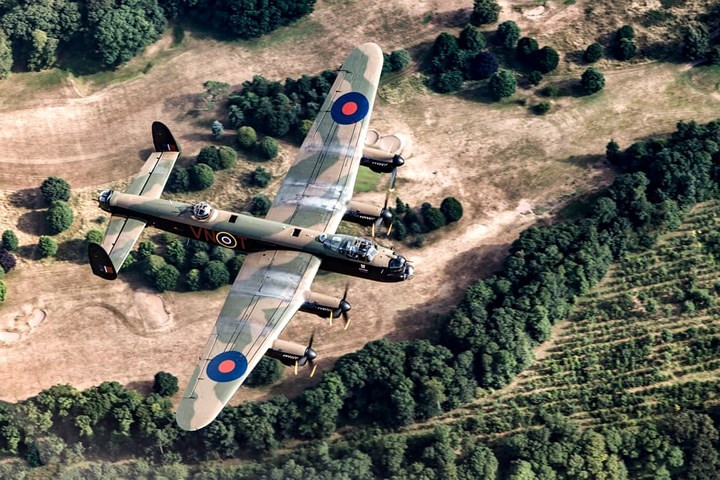 Chiếc máy bay ném bom Avro Lancaster bay tập trên bầu trời Lincolnshire, chuẩn bị cho sự kiện kỷ niệm 100 năm Không quân Hoàng gia Anh ngày10/7/2018.