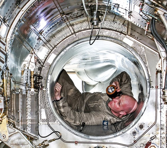 Trung sỹ Danny Wass đang kiểm tra động cơ trên chiếc Tornado GR4.