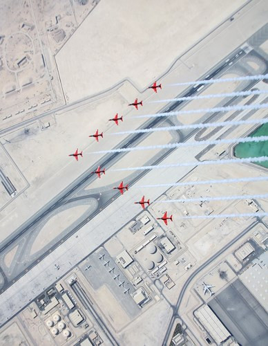 Phi đội Red Arrows của Không quân Hoàng gia Anh nổi bật trên bầu trời Doha, Qatar trong tua Eastern Hawk.
