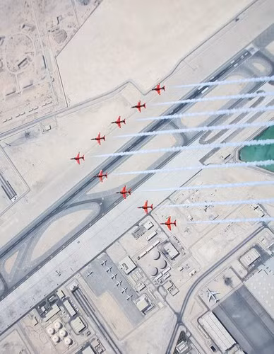 Phi đội Red Arrows của Không quân Hoàng gia Anh nổi bật trên bầu trời Doha, Qatar trong tua Eastern Hawk.