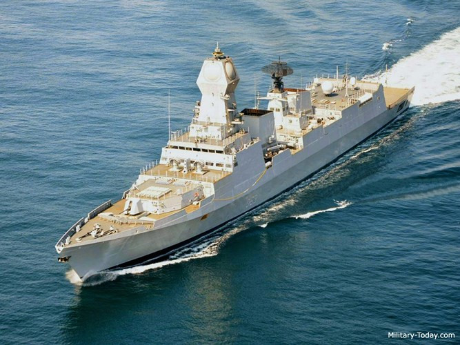 Hỗ trợ cho radar chính là radar giám sát EL/M-2238 STAR. Cả 2 loại radar này đều do IAI Elta của Israel chế tạo. Bên cạnh đó Kolkata còn được trang bị radar giám sát trên không LW-08 của tập đoàn Thales, Pháp. Ảnh: Military-Today.