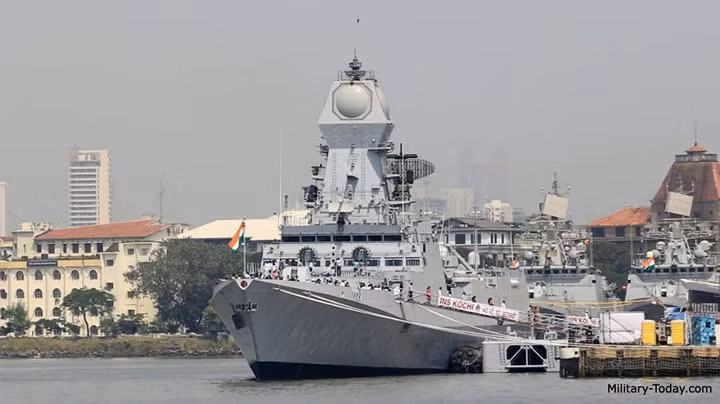 Về pháo hạm, ban đầu tàu khu trục Kolkata dự định trang bị pháo hạm 130mm của Nga, tuy nhiên sau đó lại chuyển sang sử dụng pháo hạm 76mm của Pháp có tốc độ bắn lên đến 220 viên/phút. Ảnh: Military-Today.