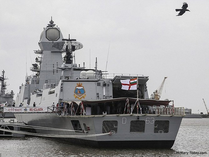 Về chống ngầm, tàu khu trục Kolkata được trang bị 4 ống phóng ngư lôi 533mm cùng 2 hệ thống phóng rocket chống ngầm RBU-6000. Ngoài ra còn có sự hỗ trợ của 2 trực thăng chống ngầm Agusta Westland Sea King hoặc HAL Dhruv. Ảnh: Military-Today.