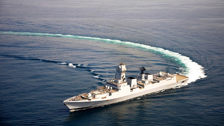 Về năng lực chống ngầm, tàu khu trục Kolkata được trang bị bộ định vị thủy âm thế hệ mới HUMSA-NG bao gồm một mảng gắn ở thân tàu và một mảng kéo theo. Hệ thống chiến tranh điện tử Deseaver MK II do Elbit Systems sản xuất và hệ thống dữ liệu chiến đấu đa mục tiêu EMCCA Mk-4 của Ấn Độ. Ảnh: Military-Today.