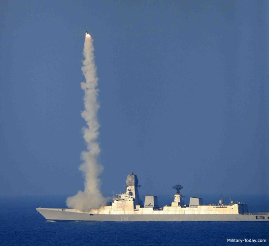 Vũ khí đáng sợ nhất của khu trục hạm này là 16 ống phóng thẳng đứng sử dụng tên lửa hành trình chống hạm PJ-10 BrahMos. Đây là loại tên lửa chống hạm có tốc độ nhanh nhất thế giới hiện nay với tầm bắn lên đến 300km. Ảnh: Military-Today.