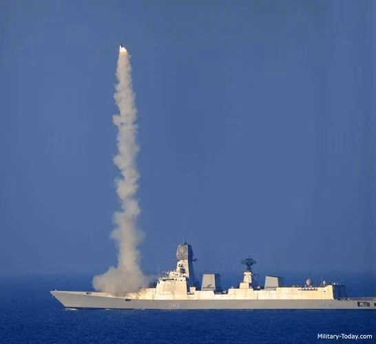Vũ khí đáng sợ nhất của khu trục hạm này là 16 ống phóng thẳng đứng sử dụng tên lửa hành trình chống hạm PJ-10 BrahMos. Đây là loại tên lửa chống hạm có tốc độ nhanh nhất thế giới hiện nay với tầm bắn lên đến 300km. Ảnh: Military-Today.