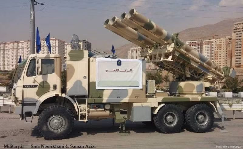 Vũ khí mà Iran sử dụng trong đợt tấn công vừa qua chính là pháo phản lực dẫn đường Fadjr-5C, nó là bản nâng cấp của loại Fadjr-5 ra đời từ giai đoạn cuối thập niên 1980 - đầu thập niên 1990.