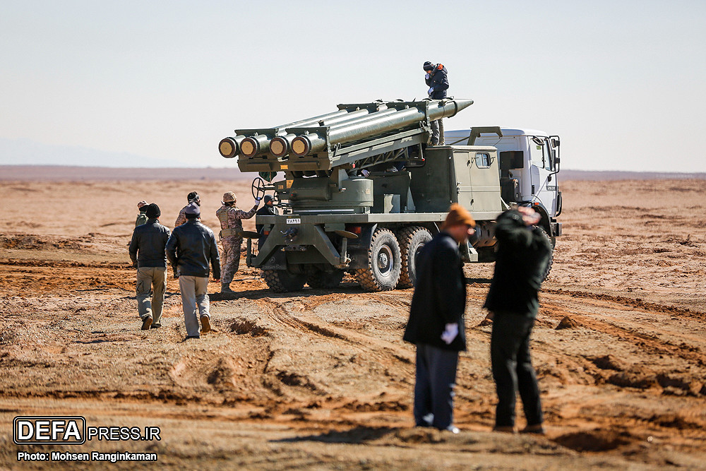 Đạn rocket Fadjr-5 có cỡ nòng 333 mm; trọng lượng 915 kg; mang theo đầu đạn nặng 90 kg; đạt tầm bắn hiệu quả trong khoảng 68 - 75 km, nó được dẫn đường thông qua hệ thống định vị vệ tinh GPS kết hợp quán tính giai đoạn đầu.