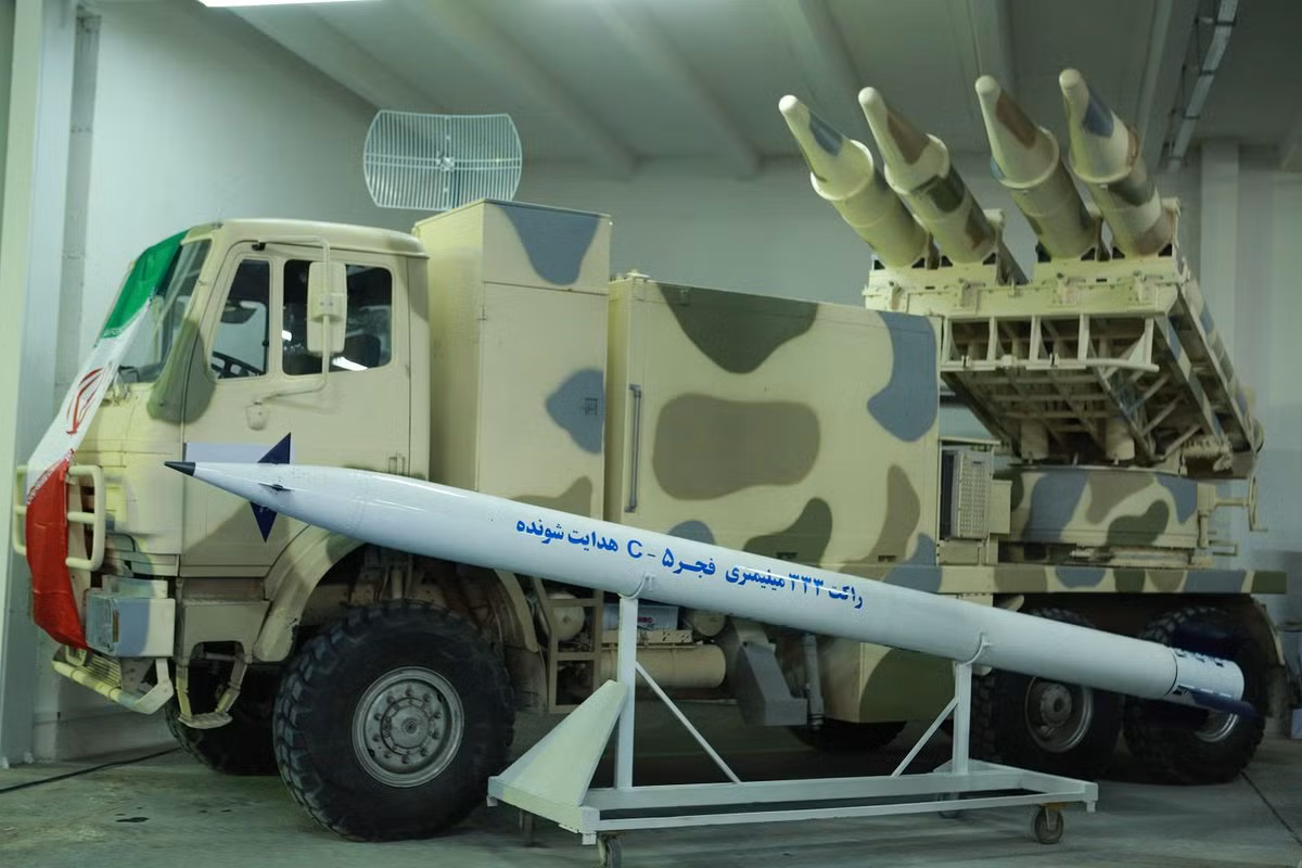 Điều đáng chú ý nhất nằm ở vũ khí vừa được lực lượng Vệ binh cách mạng Iran sử dụng, đây là một loại pháo phản lực dẫn đường do máy bay không người lái cung cấp tọa độ rất tiên tiến.