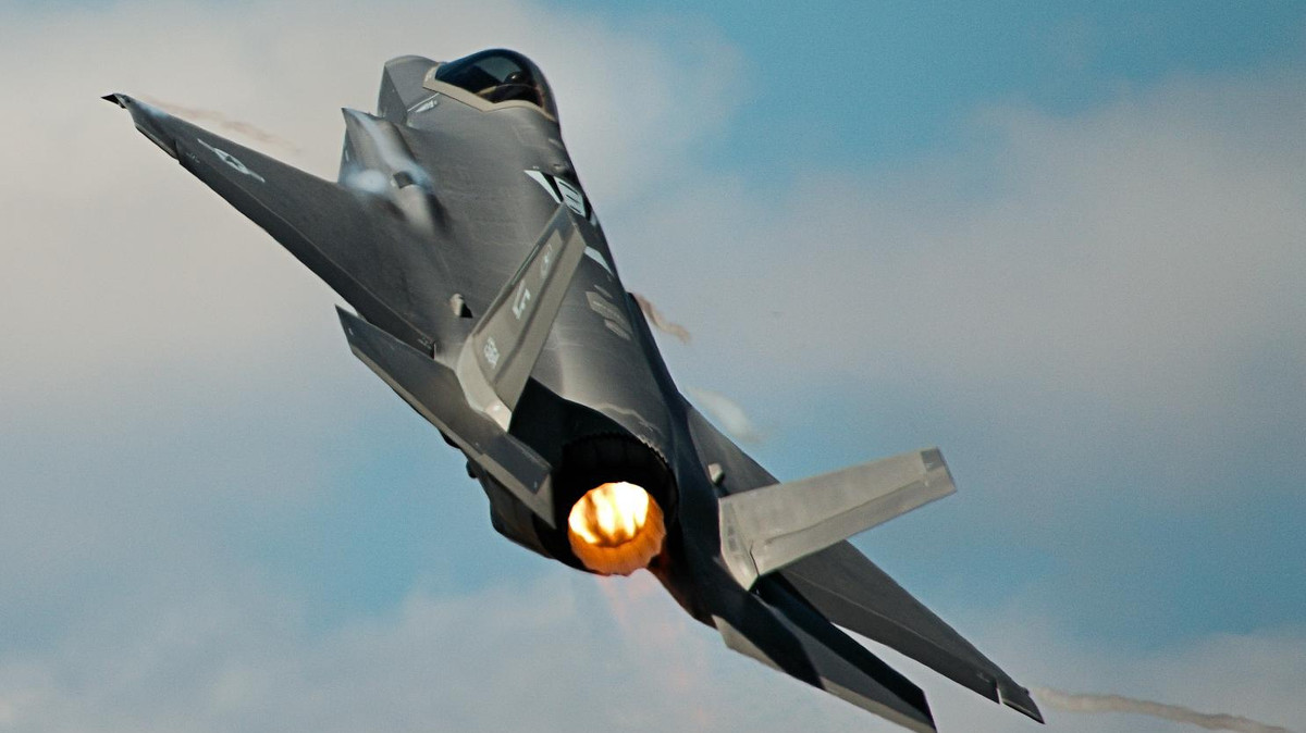 Dù đã có nhiều phi đội F-35 đã được Quân đội Mỹ đưa vào biên chế, chương trình siêu tiêm kích tàng hình trị giá 1.500 tỷ USD vẫn chưa hoàn tất quá trình phát triển, khi nhiều máy bay xuất xưởng gặp các vấn đề kỹ thuật.