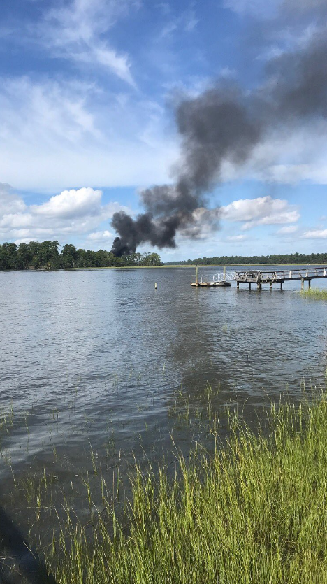 Trong video cũng như hình ảnh được quay gần hiện trường tai nạn, một cột khói đen lớn bốc lên từ xác máy bay, nhưng ngọn lửa không gây đám cháy cho khu vực xung quanh xảy ra vụ tai nạn.