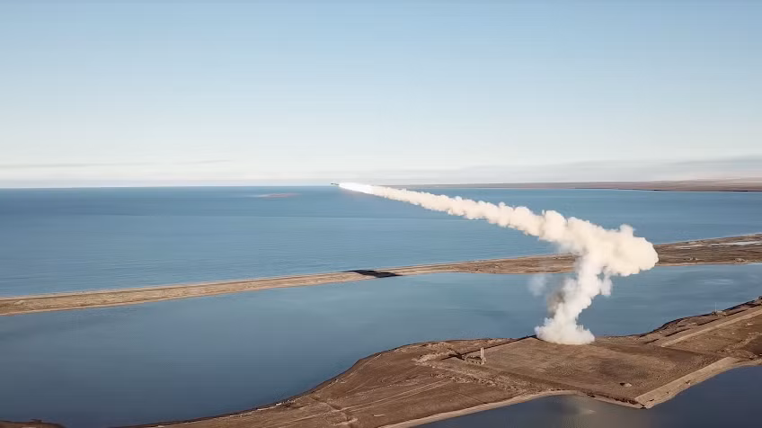 Công nghệ trang bị cho tên lửa hành trình P-800 cũng khá tối tân như động cơ phản lực tĩnh dòng thẳng siêu âm cho phép đạt tốc độ gấp 2.5 lần vận tốc âm thanh khiến đối phương rất khó đưa ra phản ứng kịp thời và nó gần như không thể bị đánh chặn. Nguồn ảnh: Bộ Quốc phòng Nga.