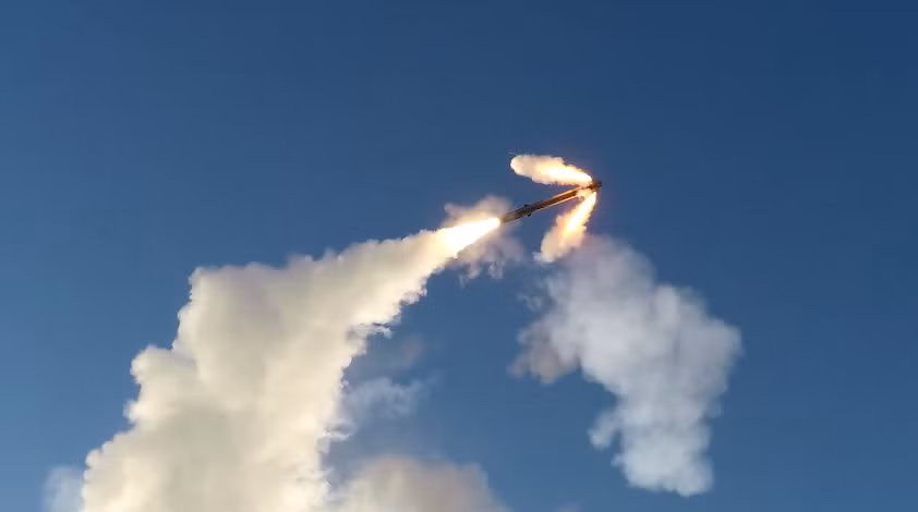 Ở cự ly 60-80 km cách mục tiêu, radar của tên lửa sẽ được bật lên để tìm kiếm. Khi mục tiêu đã được xác định, ở khoảng cách 25-30 km, radar sẽ ngừng phát sóng và hoạt động ở chế độ thụ động. Nguồn ảnh: Bộ Quốc phòng Nga.