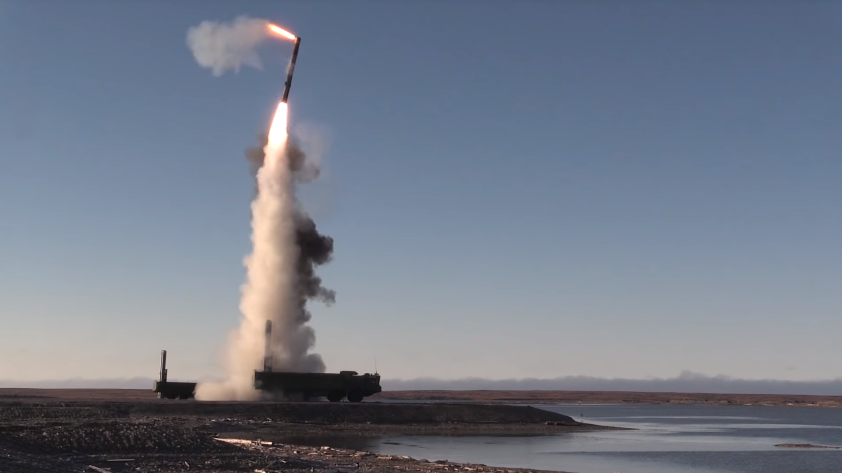 Đạn tên lửa P-800 Oniks khai hỏa từ tổ hợp phóng di động K-340P. Tên lửa P-800 Oniks (tên gọi cho phiên bản xuất khẩu là Yakhont) được đánh giá là một trong những sát thủ chống hạm đáng sợ nhất hiện nay. Nguồn ảnh: Bộ Quốc phòng Nga.