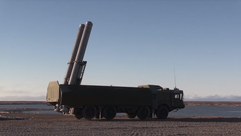 Cận cảnh xe phóng di động K-340P trong trạng thái sẵn sàng chiến đấu với cụm ống phóng tên lửa được dựng lên vuông gốc với mặt đất 90 độ. Carbin vận hành quá trình phóng tên lửa được tích hợp vào trong xe phóng. Nguồn ảnh: Bộ Quốc phòng Nga.