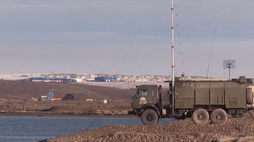 Bên cạnh xe phóng K-340P và xe tải đạn K-342P TZM, tổ hợp K-300P còn có từ 1 đến 2 xe điều khiển K380P MBU (trọng tải 25 tấn trên khung xe MZKT- 65273). Nguồn ảnh: Bộ Quốc phòng Nga.